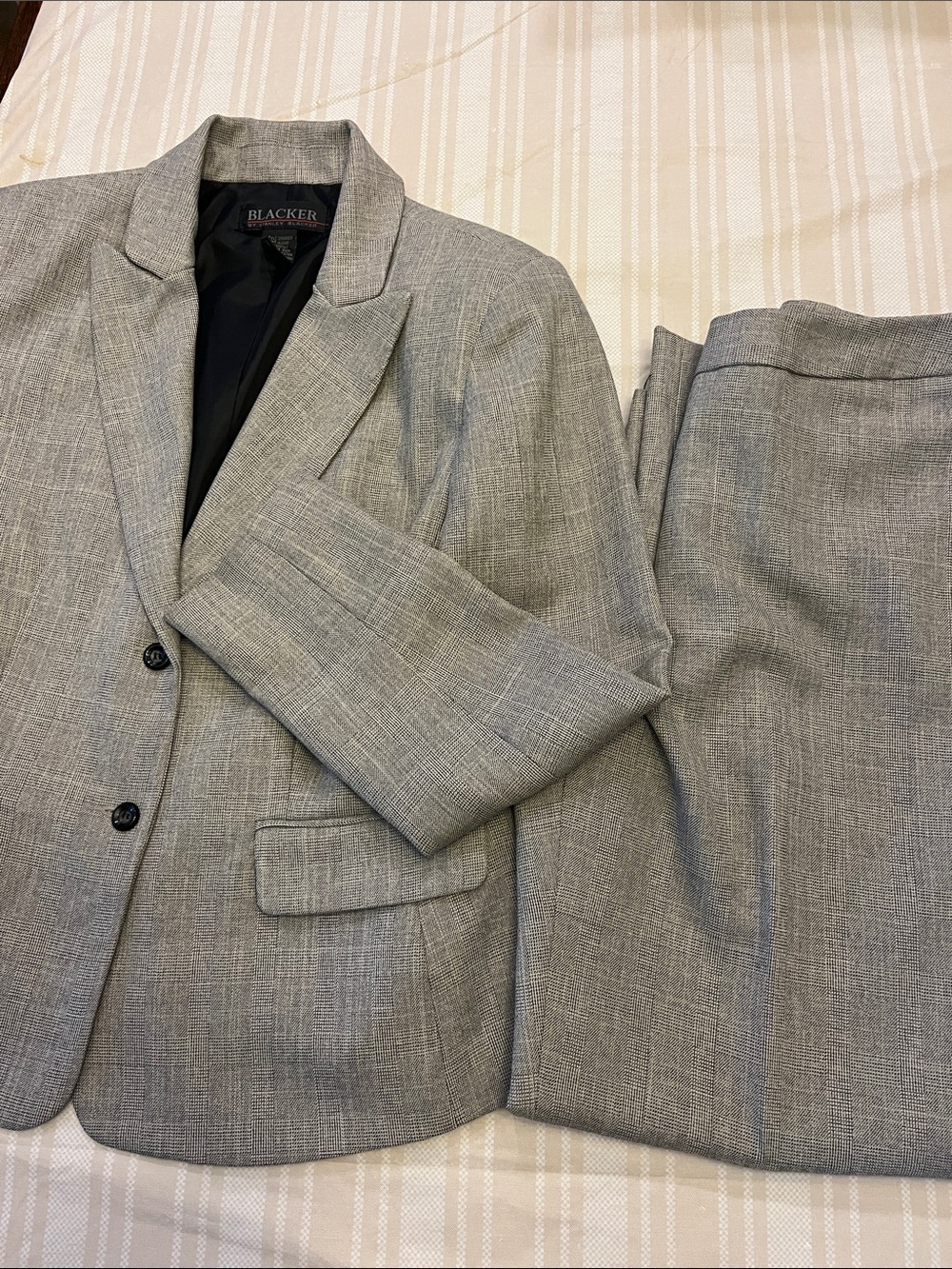 Blacker Women's Light Gray Two-Piece Suit - Tailored Blazer & Matching Pants.